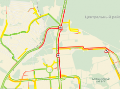 В Воронеже водители на Московском проспекте стоят в пробке 