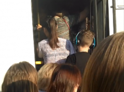 Огромный наплыв пассажиров в воронежском микрорайоне показали на видео