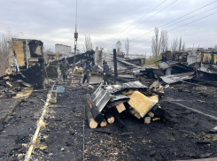 «Мы не можем рисковать рабочими»: в сгоревшем доме на Небольсина демонтируют всю крышу