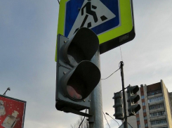 На левом берегу Воронежа неизвестный жестко расправился со светофором