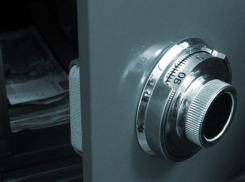 В Воронежской области сотрудник фирмы забрал из сейфа руководителя 100 тысяч рублей