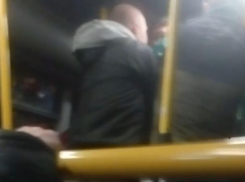 Последствия нападения на пассажиров автобуса с ножом сняли в Воронеже