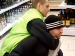 В Воронеже полиция проверит жесткое задержание покупателя в «Пятерочке»
