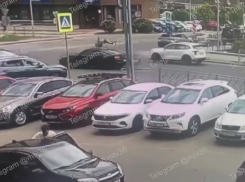 Перелетел через машину и упал на асфальт: опубликовано видео наезда на пешехода в Воронеже 
