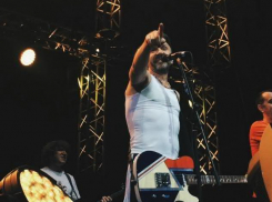 На концерте в Воронеже преданная фанатка группы «Ленинград» обнималась со Шнуром на сцене