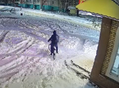 Угас и свалился набок: странная поездка на велосипеде попала на видео в Нововоронеже 