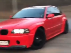 Алая BMW дерзко поиграла на камеру гаджета в Воронеже