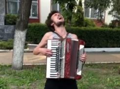 Культовую сцену из «Бумера» феерично воссоздал уличный музыкант в Воронеже