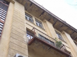 Смертельную «балконную» опасность для воронежцев показала на видео мать двоих детей