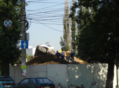В Воронеже на стройке перевернулся самосвал