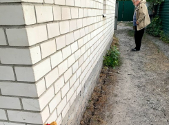 От «архитектурного бандитизма» пошли трещины в частном доме воронежца