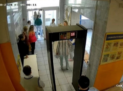 «Выкладывали вейпы»: озвучена официальная версия скандального досмотра выпускниц перед ЕГЭ в Воронеже