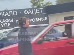 «Лишить родительских прав за такое», – воронежцы возмутились странным досугом детей на Левом берегу