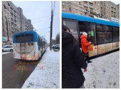 «Вошли не в ту дверь»: водитель троллейбуса едва не раздавил дверьми двух женщин в Воронеже