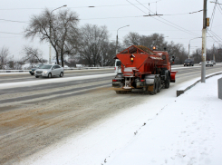 Снег на воронежских дорогах убирают 60 спецмашин