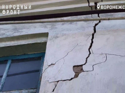 Из-за вибрации от большегрузов в поселке под Воронежем начали трескаться дома