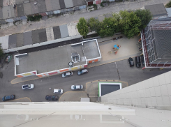 Девушка упала с балкона седьмого этажа в Воронеже