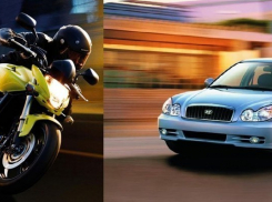 В Воронеже мотоцикл столкнулся с иномаркой, выехав на красный свет