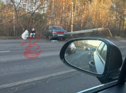 «Снесли столб»: большая пробка образовалась из-за ДТП на объездной трассе Воронежа