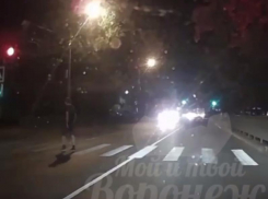 Странный поступок водителя попал на видео в Воронеже