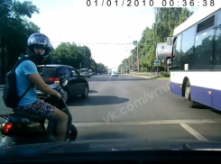 Наезд агрессивного мопедиста на водителя попал на видео в Воронеже