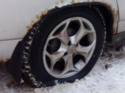 В Воронеже за ночь на парковке прокололи колеса 10 машинам