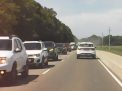 Любители пляжного отдыха в разгар пандемии создали гигантскую пробку под Воронежем