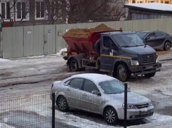 Воронежский гололед взял в плен даже машину с песком: ледяной абсурд на улице Кривошеина