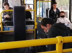 Бурный конфликт инвалида и кондуктора в автобусе с номером «ХАМ» сняли в Воронеже