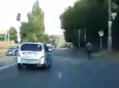 Камикадзе на самокате с ребенком попал в объектив камеры в Воронеже