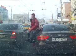 Дорожные разборки воронежца и московского мажора попали на видео
