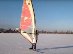 Катание экстремалов на буерах по водохранилищу в Воронеже попало на видео
