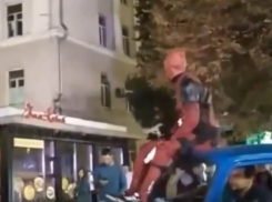 Американский антигерой проехался по Воронежу, размахивая оружием