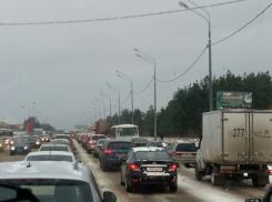 В Воронеже из-за снегопада на дорогах образовались 9-балльные пробки