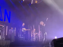 Тысячи воронежцев спели гимн России вместе с SHAMAN в Воронеже