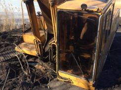 Экскаватор утонул в земле в Белом колодце 