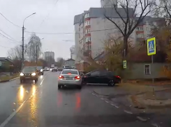 «Трах-бабах, печаль-беда»: дождливый день спровоцировал скользкую аварию на воронежской улице 