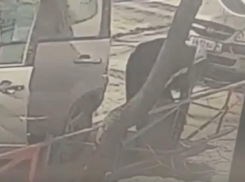 Сразу показались подозрительными: странный поступок парочки попал на видео в Воронеже