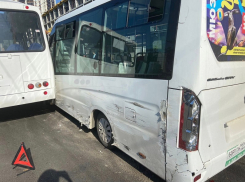 Женщина пострадала в столкновении двух маршруток и легковушки в Воронеже