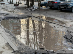 “Все в ямах”: воронежцы не могут проехать через двор