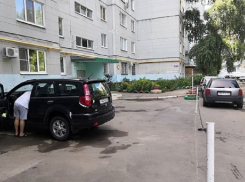 Автомобилисты захватили парковку с помощью цепей в Воронеже 