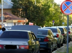 Большинство воронежских водителей «забивают» на знак «Остановка запрещена»