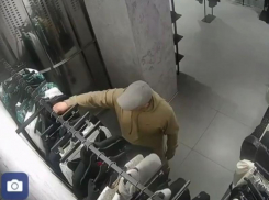 Мужчина, ворующий женские платья, попал на видео в Воронеже
