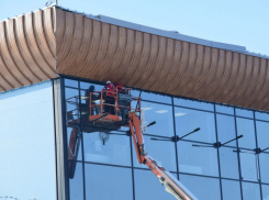 Больше полусотни светильников монтируют на новом стеклянном здании Воронежского аэропорта