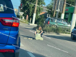 Необычный поступок женщины сняли посреди дороги в Воронеже 