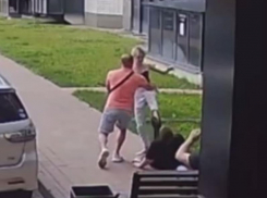 Неадекватная парочка устроила разнос в воронежском дворе