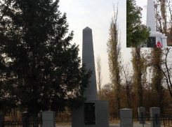 «Воронежские чиновники переписывают историю». Как политики прокомментировали снятие красных звезд с братских могил