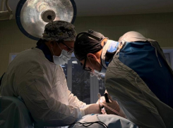 Инновационную операцию провели врачи, вставив титановые импланты в позвоночник мужчины в Воронеже 