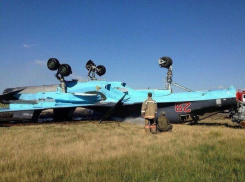 В сети появились фотографии перевернувшегося Су-34 под Воронежем 
