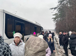 «Внезапно погас свет»: пассажирам пришлось покинуть автобус посреди улицы в Воронеже